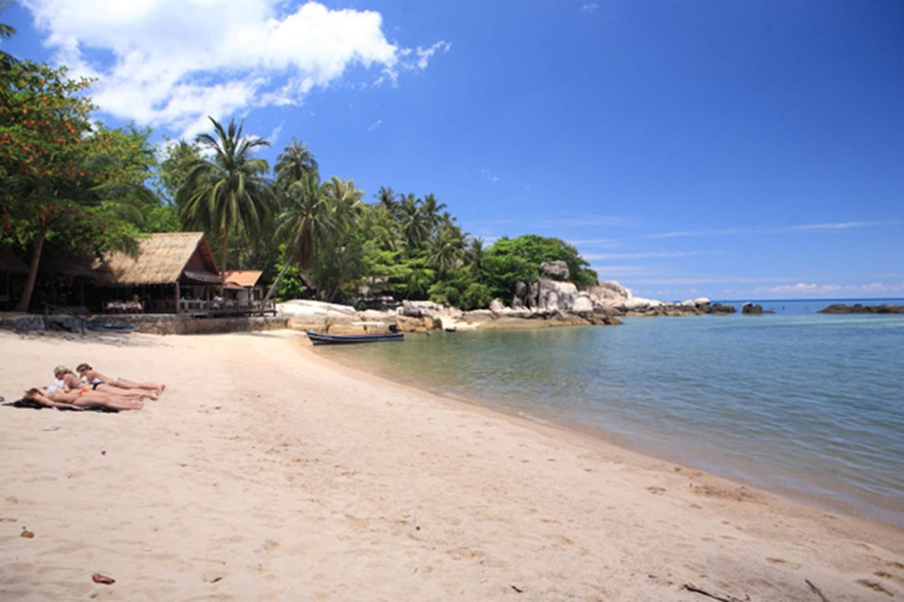 หาดทรายอ่าวโตนดกับโขดหินและร้านอาหารไม้ริมทะเล Family Tanote Bay Resort