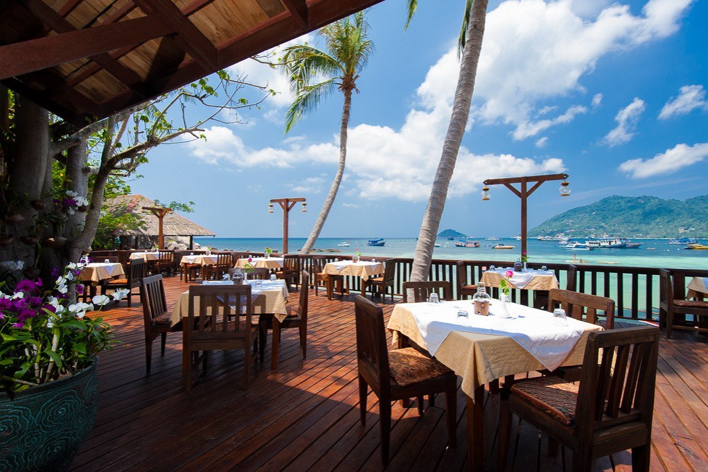 ร้านอาหารริมทะเล ระเบียงไม้ วิวอ่าวแม่หาดและท่าเรือ