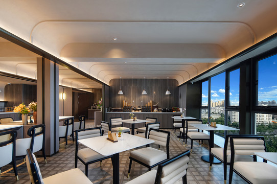 ภายนอกตึก Atour Hotel Beijing Road Tongde Plaza Kunming (昆明北京路同德广场亚朵酒店) ยามค่ำ ป้ายโลโก้ Atour 亚朵 บนยอดตึก