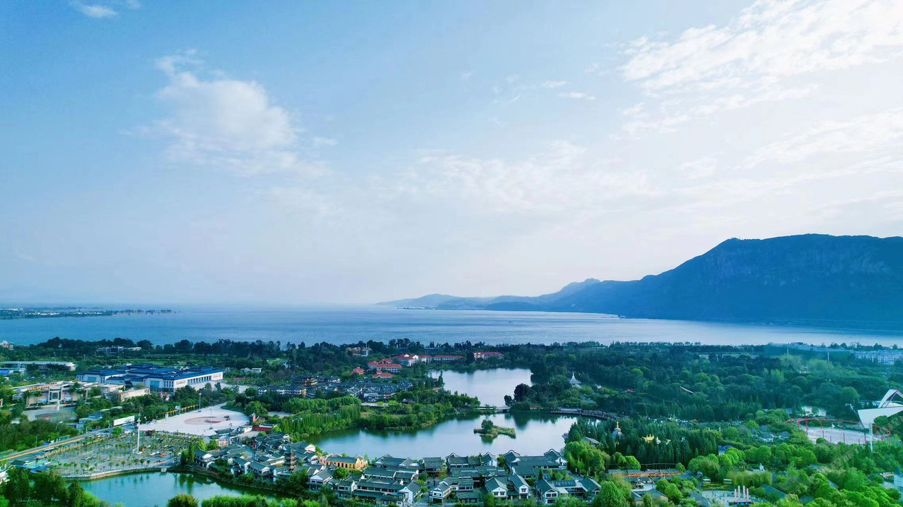 Howard Johnson LakeView Hotel Kunming (昆明滇池豪生大酒店) — ด้านหน้าตึกหลักสไตล์ยูนนาน หลังคาทรงจีนยามค่ำ