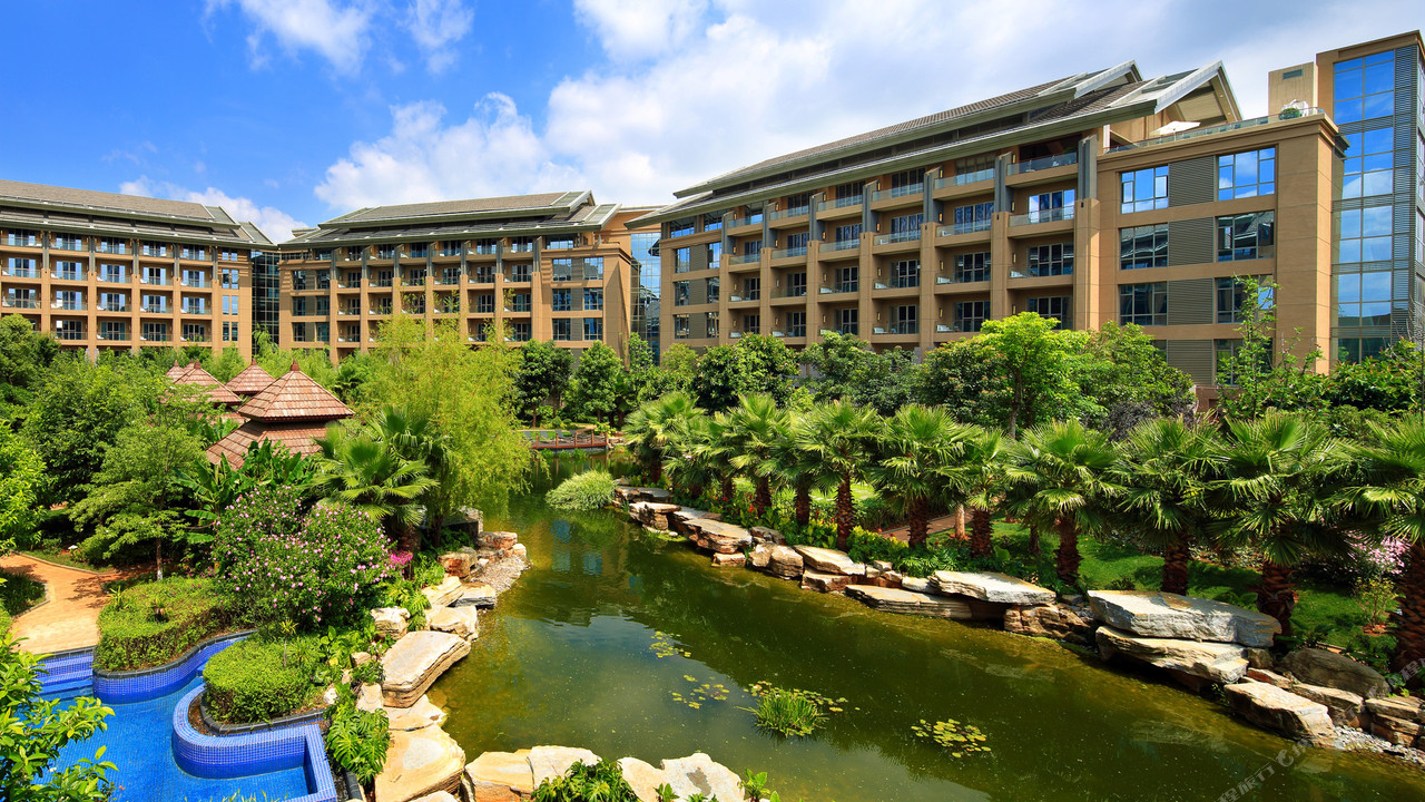 InterContinental Kunming (昆明洲际酒店) — ตัวรีสอร์ตยามค่ำสะท้อนเงาในบ่อน้ำกลางสวนต้นปาล์มริมทะเลสาบเตียนฉือ