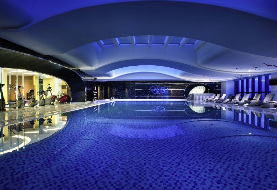 Sofitel Kunming (昆明索菲特大酒店) — ห้องนอนบนตึกสูงพร้อมกระจกเต็มบานมองออกเห็นเส้นขอบฟ้าคุนหมิง