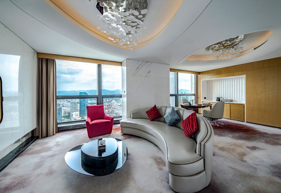 สระว่ายน้ำในร่มแสงไฟสีน้ำเงินของ Sofitel Kunming พร้อมฟิตเนสด้านข้าง