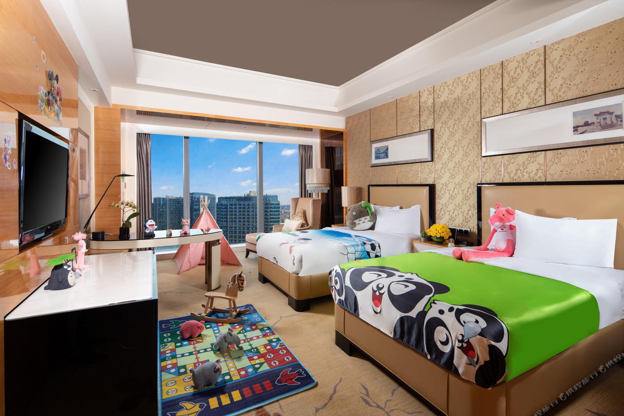 Wyndham Grand Colorful Yunnan Kunming (昆明七彩云南温德姆至尊豪廷大酒店) — สระว่ายน้ำในร่มเพดานวาดเป็นท้องฟ้ามีก้อนเมฆ