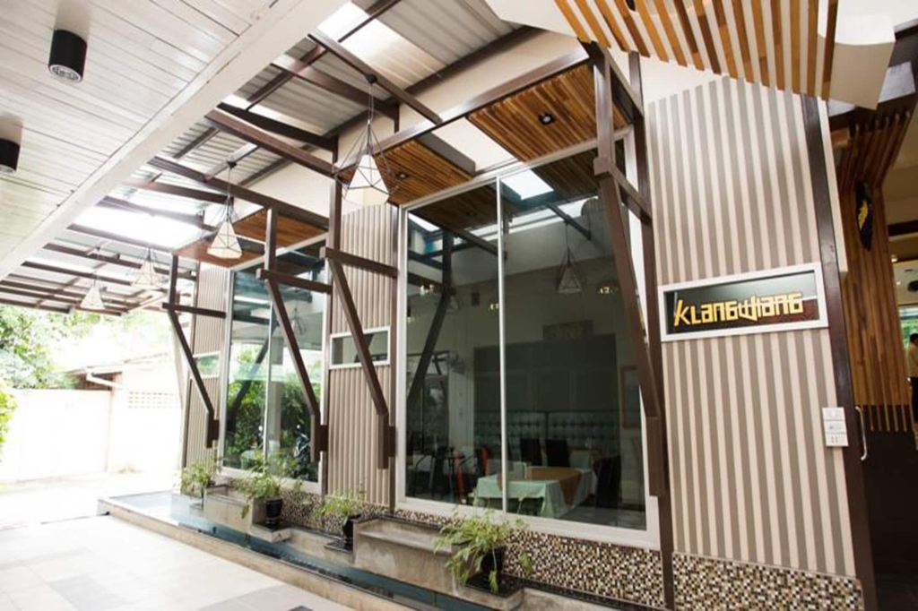 Glass-fronted Klang Wiang restaurant at the front of the hotel