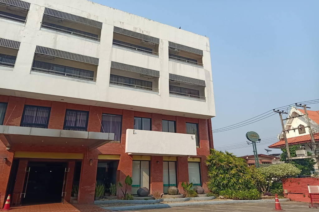 ภาพตึกด้านนอก Pin Hotel ลำปาง อิฐแดงสลับขาว ช่วงกลางวัน