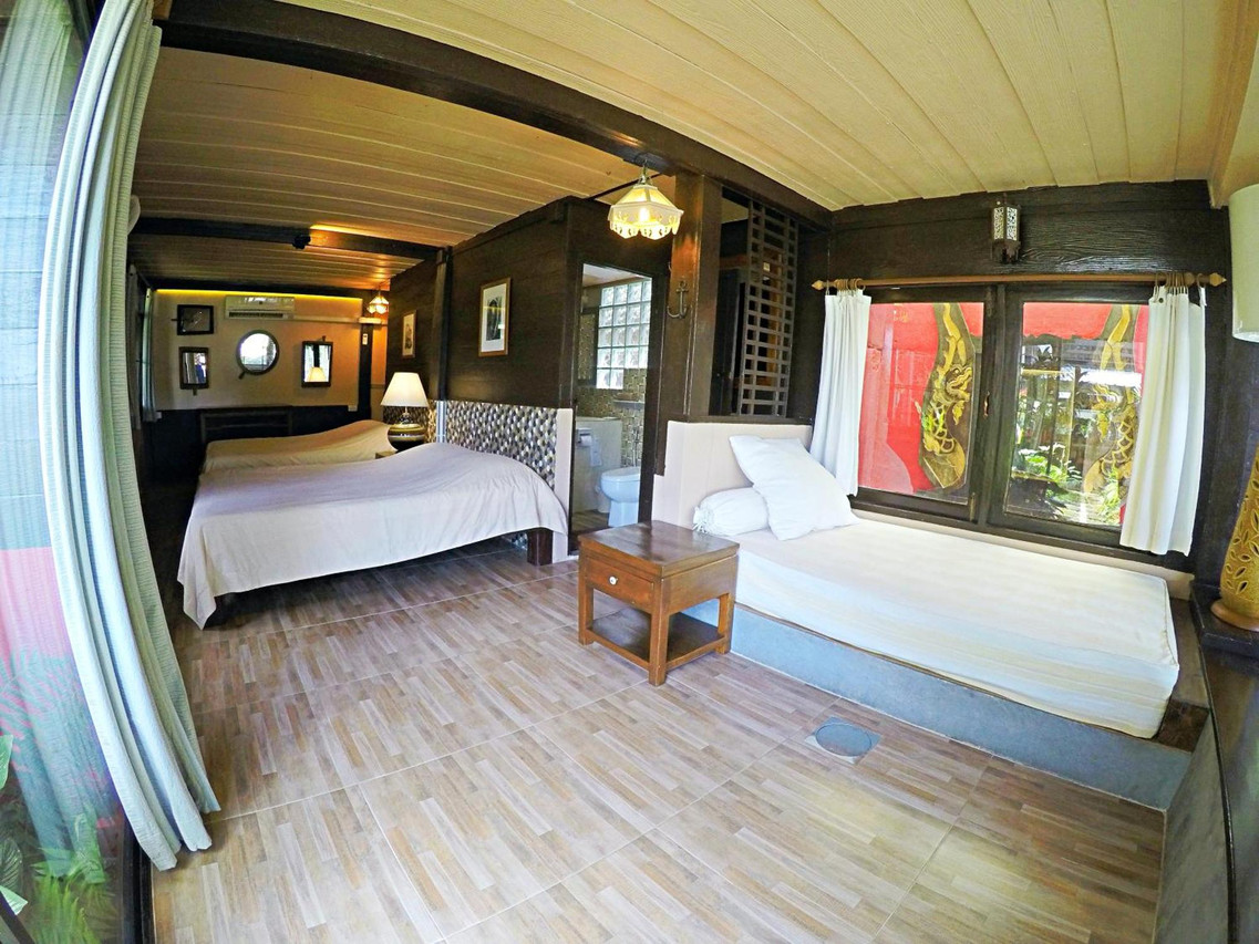 Teak guest room with twin beds and en-suite bathroom, The Riverside Guest House Lampang