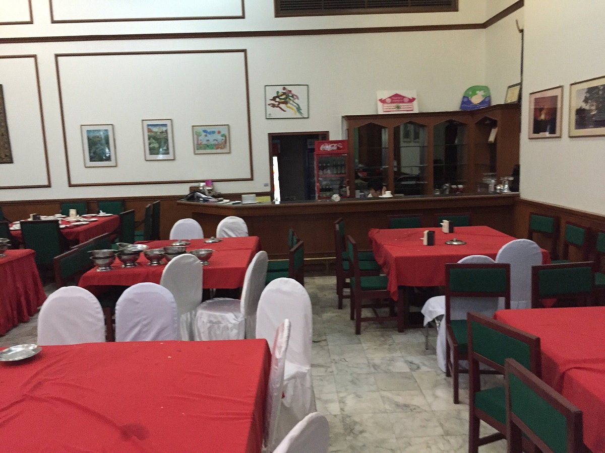 Dining room at Wiengthong Hotel Lampang with red tablecloths