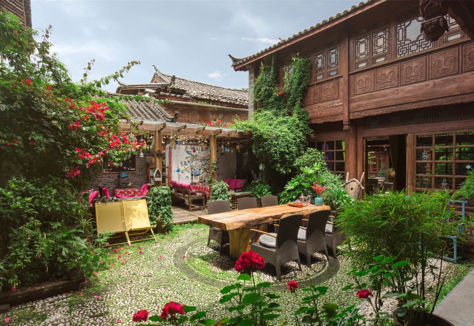 Blossom Hill Inn Lijiang (丽江花间堂·唯美人文客栈)