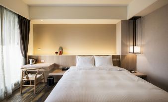 Moon Lounge on the 8th floor of Joy Inn — panoramic night views over Lukang
