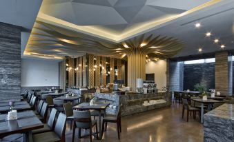 Joy Inn Lukang breakfast buffet — local Lukang specialties including 米篩目 rice noodle soup