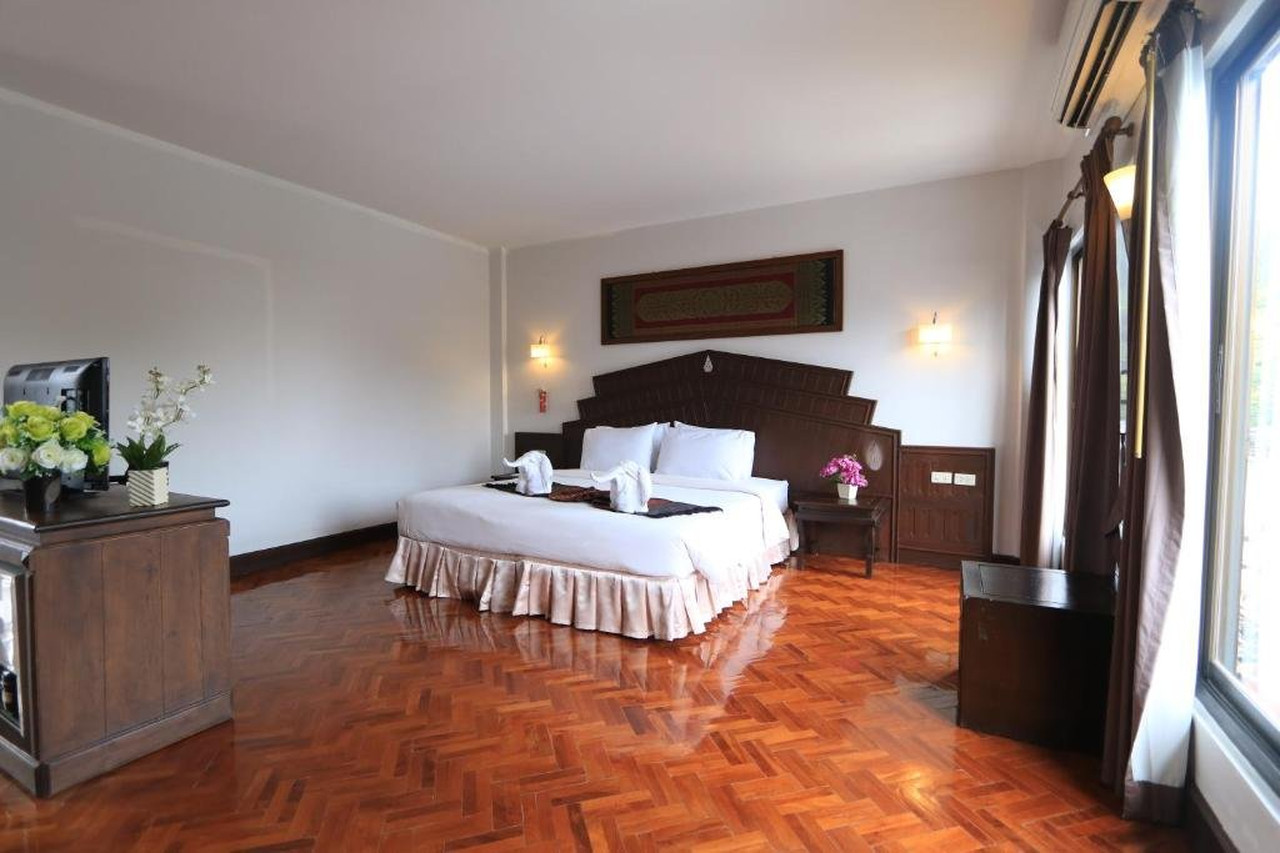 ห้องพักพื้นไม้ปาร์เกต์ หัวเตียงไม้สักแกะสลัก ที่ Baiyoke Chalet Hotel แม่ฮ่องสอน