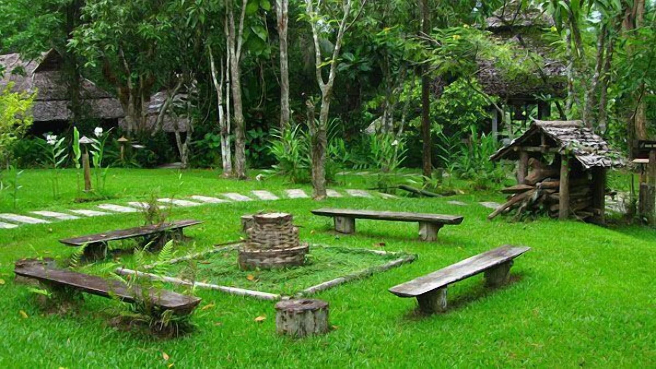 สวนกลาง Fern Resort กับบังกะโลไม้มุงจากสไตล์ไทใหญ่