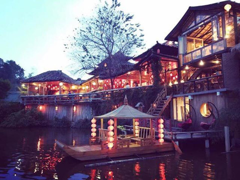 หมู่บ้านดินริมทะเลสาบบ้านรักไทยยามค่ำ โคมแดงสะท้อนผิวน้ำ