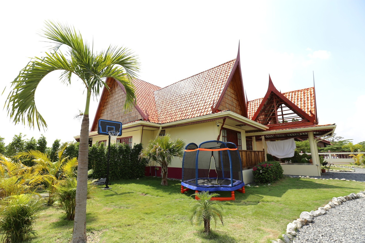 บังกะโลไม้สไตล์ไทยอีสานหลังคาทรงสูงพร้อมสวนและสนามเด็กเล่น The Orchid Resort & Relax