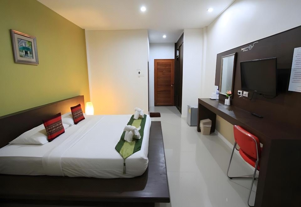 ห้องพัก Phakawan Hotel เตียงคู่ใหญ่ โต๊ะทำงาน ทีวี ผ้าคาดเตียงลายอีสาน