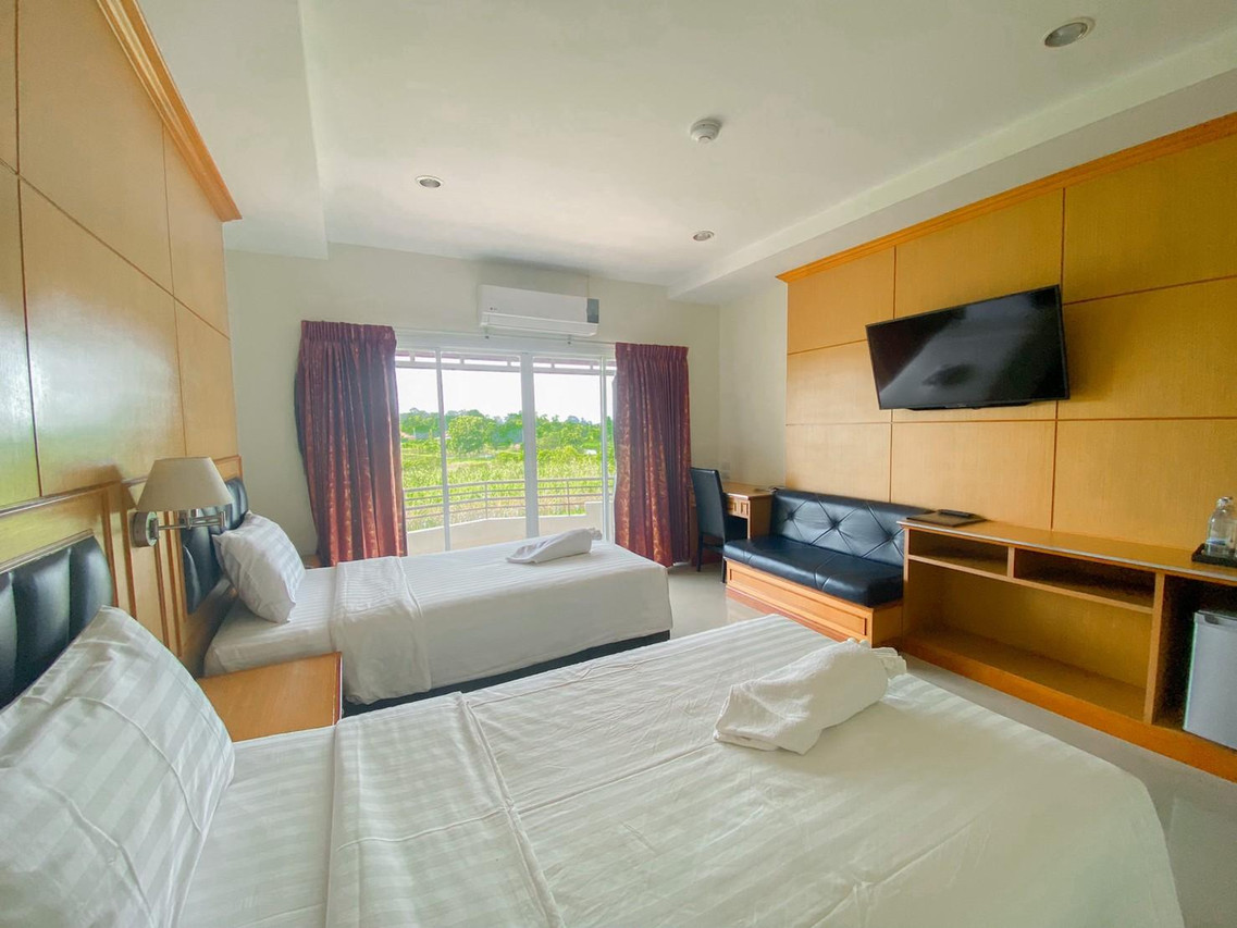 ห้องพัก Siamtara Palace เตียงคู่และเตียงเดี่ยว ระเบียงวิวทุ่งนา