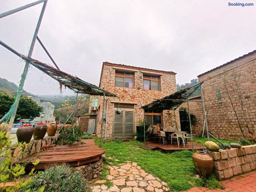 ห้องดอร์มิทอรีภายใน Jinsha Backpacker Inn — เตียงบังก์สะอาดพร้อมผ้าม่านส่วนตัว