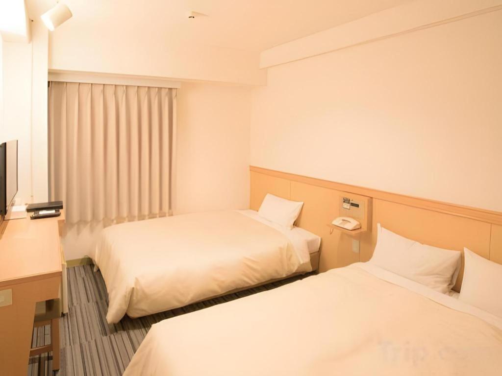 ห้องแฝด (Twin Room) สะอาดออกแบบฉลาด พร้อม TV และโต๊ะทำงาน ที่ Premier Hotel Cabin Matsumoto