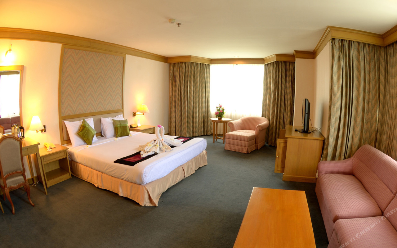 ห้อง Deluxe Mukdahan Grand Hotel เตียงคิงไซส์ โซฟา พื้นที่กว้าง