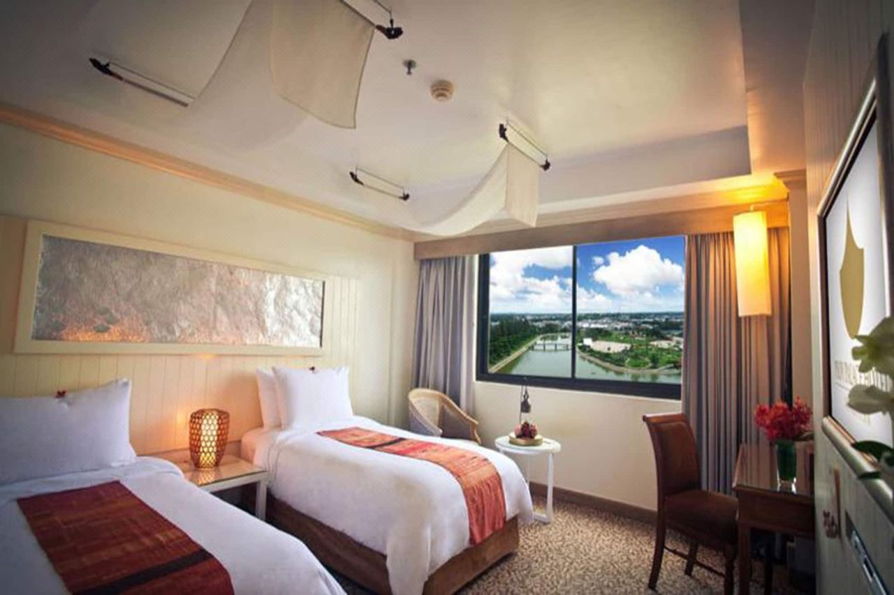 Twin room at Ploy Palace Hotel with views over the river and Mukdahan park
