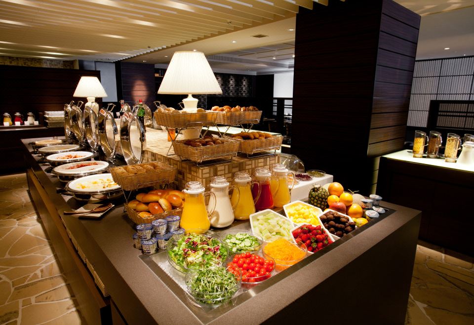บุฟเฟ่ต์อาหารเช้าที่ร้าน Pave ของ ANA Crowne Plaza Nagasaki จัดเต็มทั้งผัก ผลไม้ และอาหารร้อน