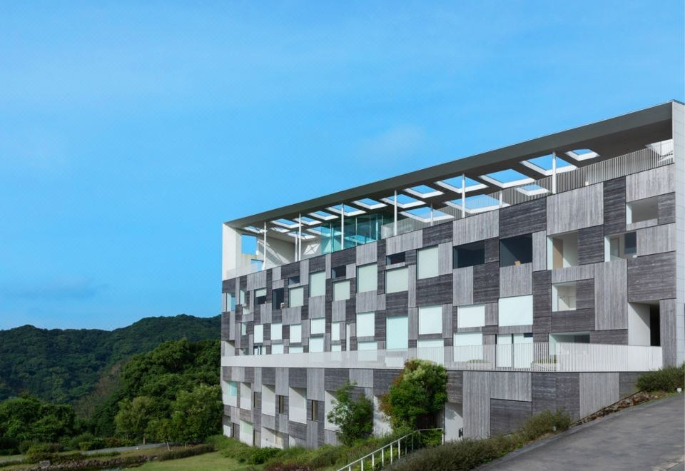 อาคาร Garden Terrace Nagasaki ออกแบบโดย Kengo Kuma สว่างไสวยามค่ำคืน วิวจากสวน