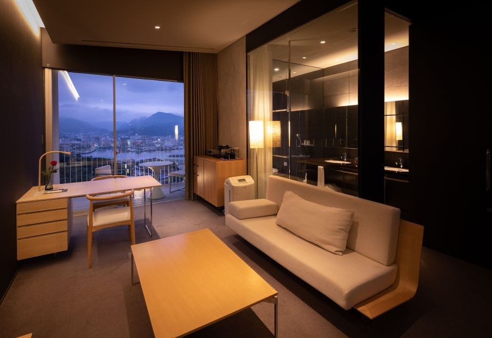 ห้องสวีทวิวท่าเรือ Garden Terrace Nagasaki พร้อมประตูกระจกบานใหญ่ มองเห็นท่าเรือนางาซากิ