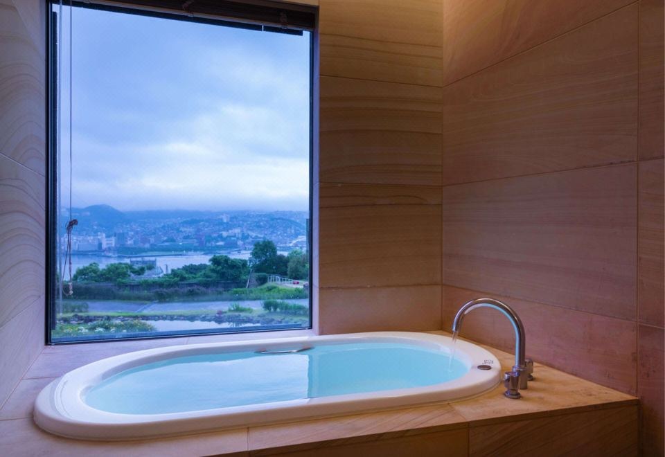 ห้องน้ำแบบญี่ปุ่น โอฟุโระหินลึกพร้อมระเบียงส่วนตัว Garden Terrace Nagasaki