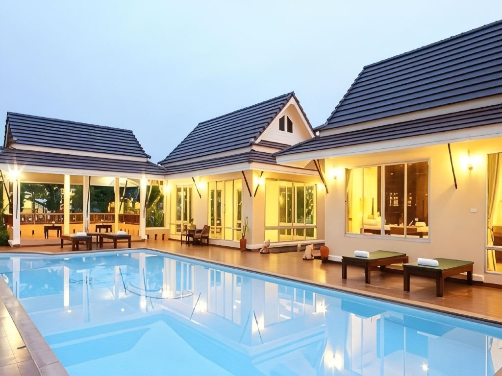 สระว่ายน้ำกลางแจ้งริมบ้านพักทรงไทยหลังคาจั่ว The Forest Home Resort