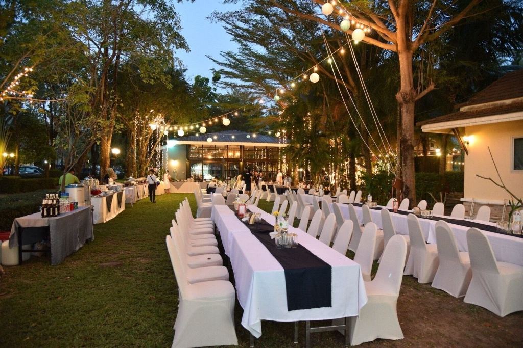 คาเฟ่ Tree House กับโต๊ะยาวกลางป่าประดับไฟราว The Forest Home Resort