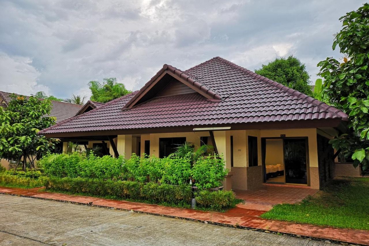 บ้านพักหลังเดี่ยวหลังคากระเบื้องทรงไทย ล้อมด้วยสวนที่ Sophia Resort