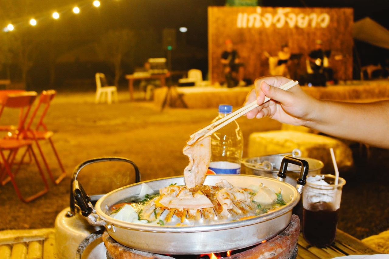 หมูกระทะริมน้ำตอนกลางคืนพร้อมป้ายแก่งวังยาว