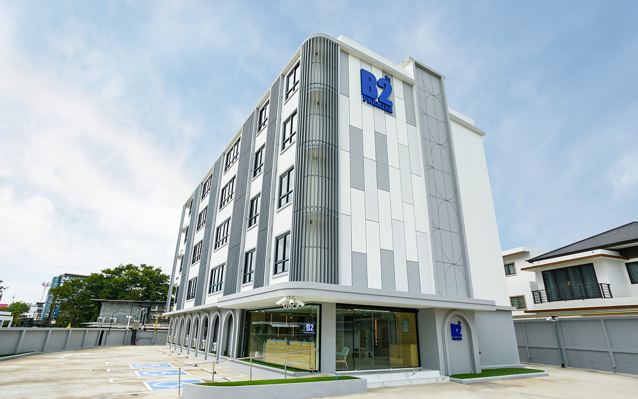 ตึก B2 Nakhon Pathom Premier กลางวัน พร้อมลานจอดรถ