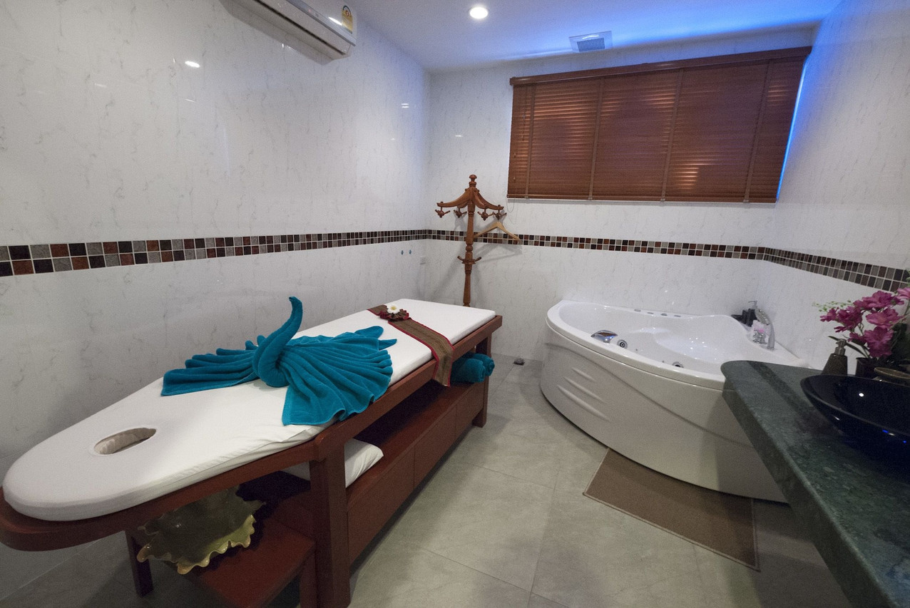 ห้องสปานวดไทยพร้อมอ่างน้ำวนของรีสอร์ท