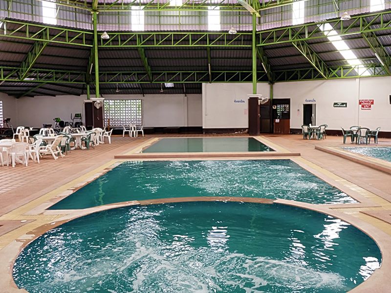 สระว่ายน้ำในร่มของ We Hotel Nakhonpathom พร้อมส่วนน้ำวน