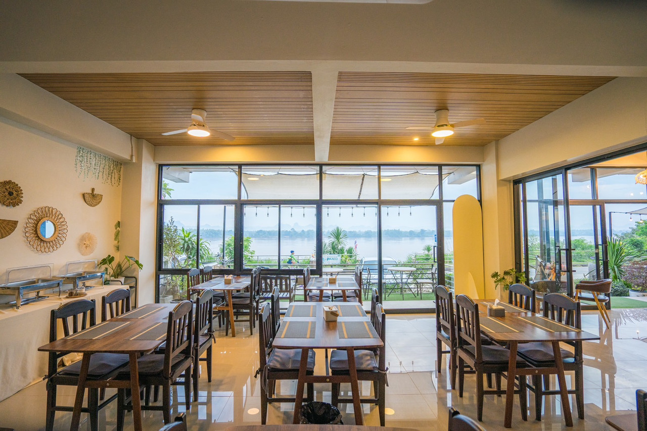 ร้านอาหารกระจกบานใหญ่ของ Mekong Pano Villa มองออกไปเห็นแม่น้ำโขงและภูเขาฝั่งลาว