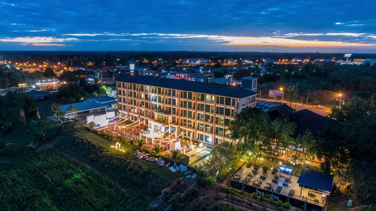 มุมสูงตอนค่ำของ The River Hotel ริมแม่น้ำโขง นครพนม