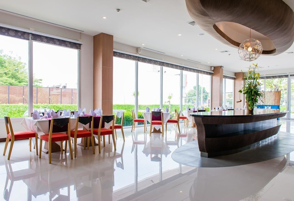 Vaniz restaurant in bright tones, floor-to-ceiling glass and a curved bar counter
