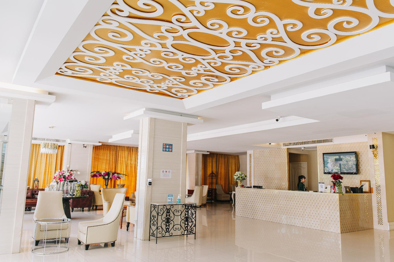ล็อบบี้ Aramis Hotel นครสวรรค์ เพดานลายทองและเคาน์เตอร์ต้อนรับ