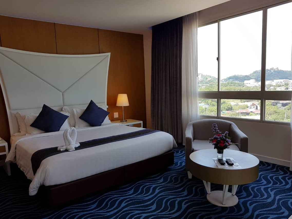 ห้อง Grand Deluxe ของ The Paradiso JK Design Hotel มองออกหน้าต่างเห็นเมืองนครสวรรค์