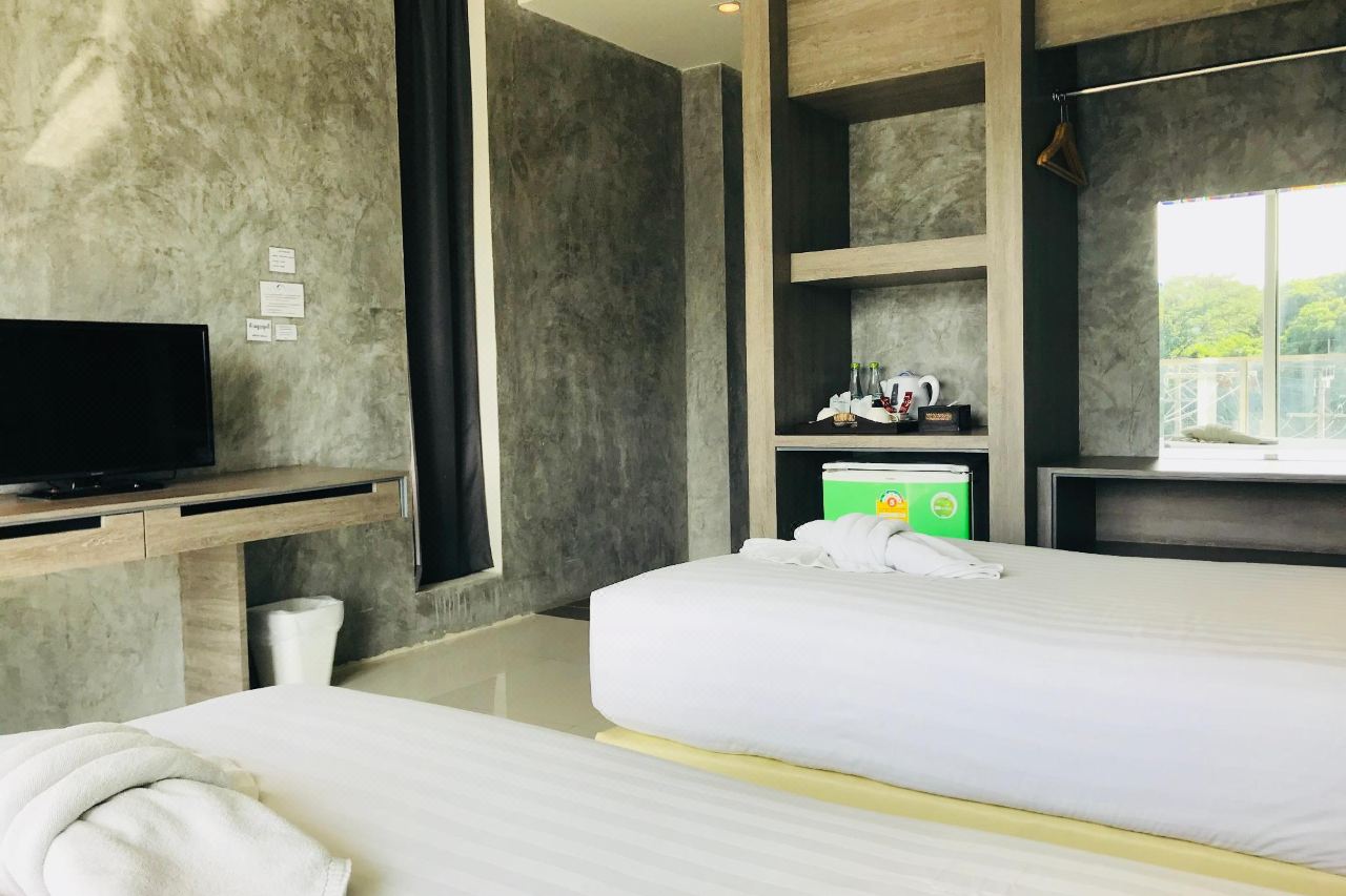 ห้องพักสไตล์ลอฟต์ปูนเปลือย เตียงคู่ พร้อมตู้เย็นและระเบียง ที่ The Peak Boutique Hotel