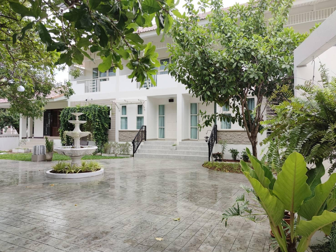 ลานน้ำพุกลางสวนร่มรื่นของ Nan Boutique Hotel
