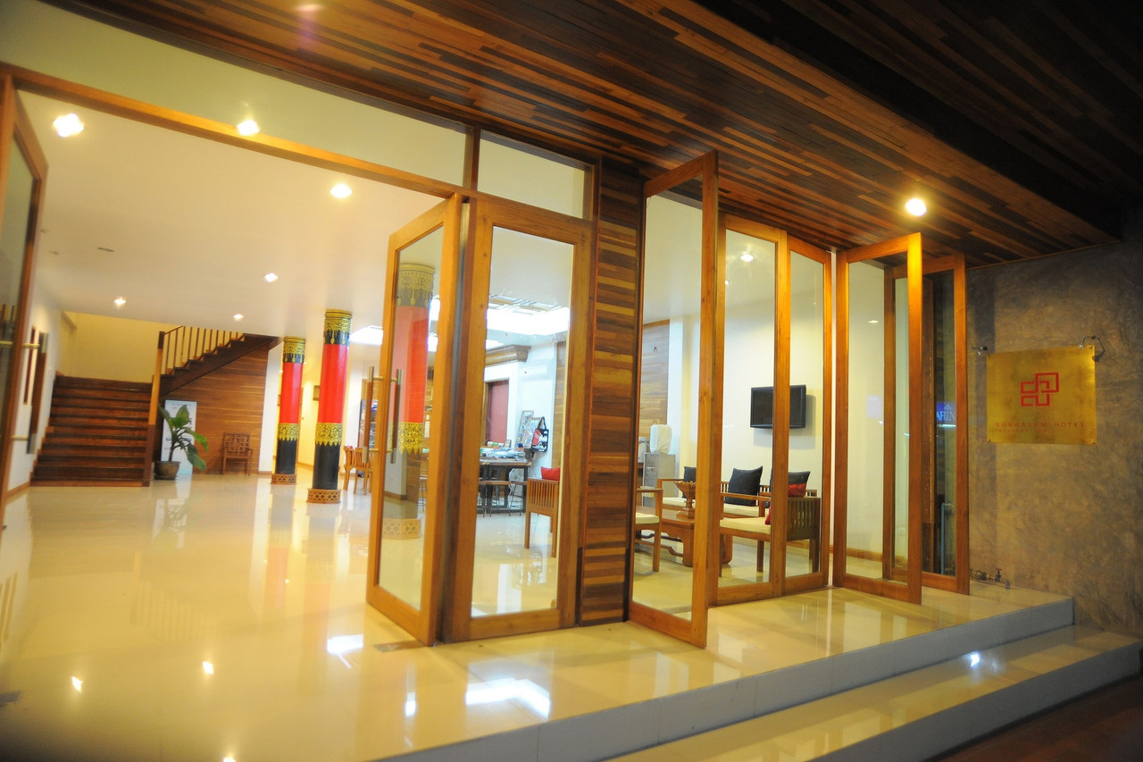 ล็อบบี้ Sukkasem Hotel ตกแต่งไม้สัก เสาแดงสไตล์เมืองน่าน