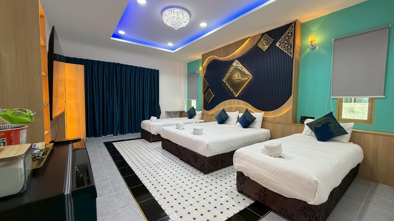 ห้องแฟมิลี่ของ Art Nara Hotel เตียงหลายเตียง ผนังลายทองและไฟ LED สีน้ำเงิน