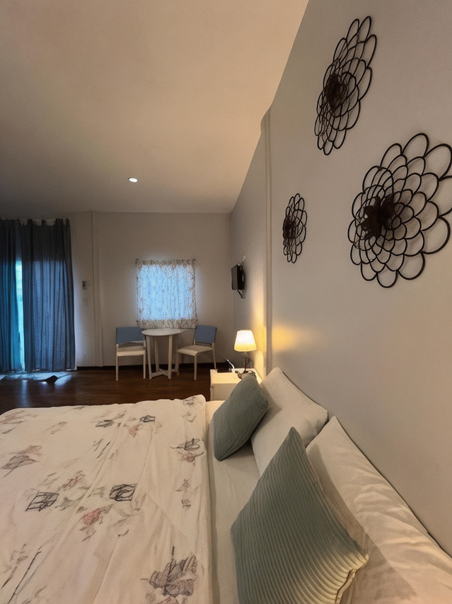 ห้องพักของ Baan Thon Beach Resort มีเตียงใหญ่ มุมนั่งเล่น และประตูออกระเบียง