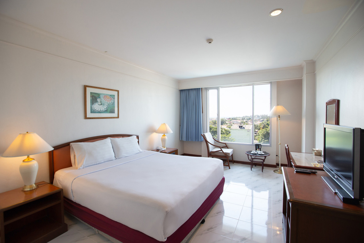 ห้อง Deluxe ของ The Imperial Narathiwat เตียงคิงไซส์ หน้าต่างบานใหญ่วิวเมือง