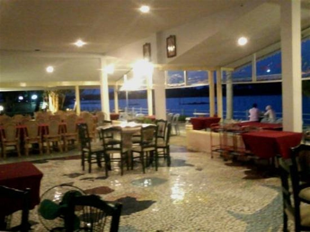 ร้านอาหารริมแม่น้ำของ Takbai Lagoon Resort ช่วงค่ำ มองเห็นแม่น้ำตากใบผ่านหน้าต่าง