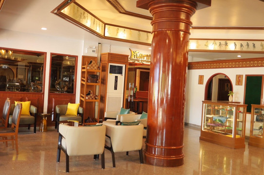 ล็อบบี้ The Tanyong Hotel กับเสาไม้ขัดเงาและป้ายโรงแรม