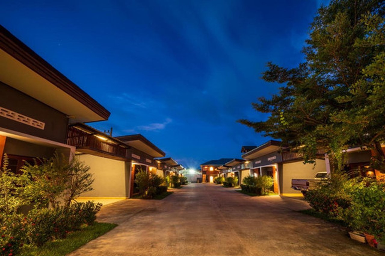 แถวบ้านพักไม้ของ The Bed Kolok Resort ยามค่ำ มีไฟส่องตามทางเดิน